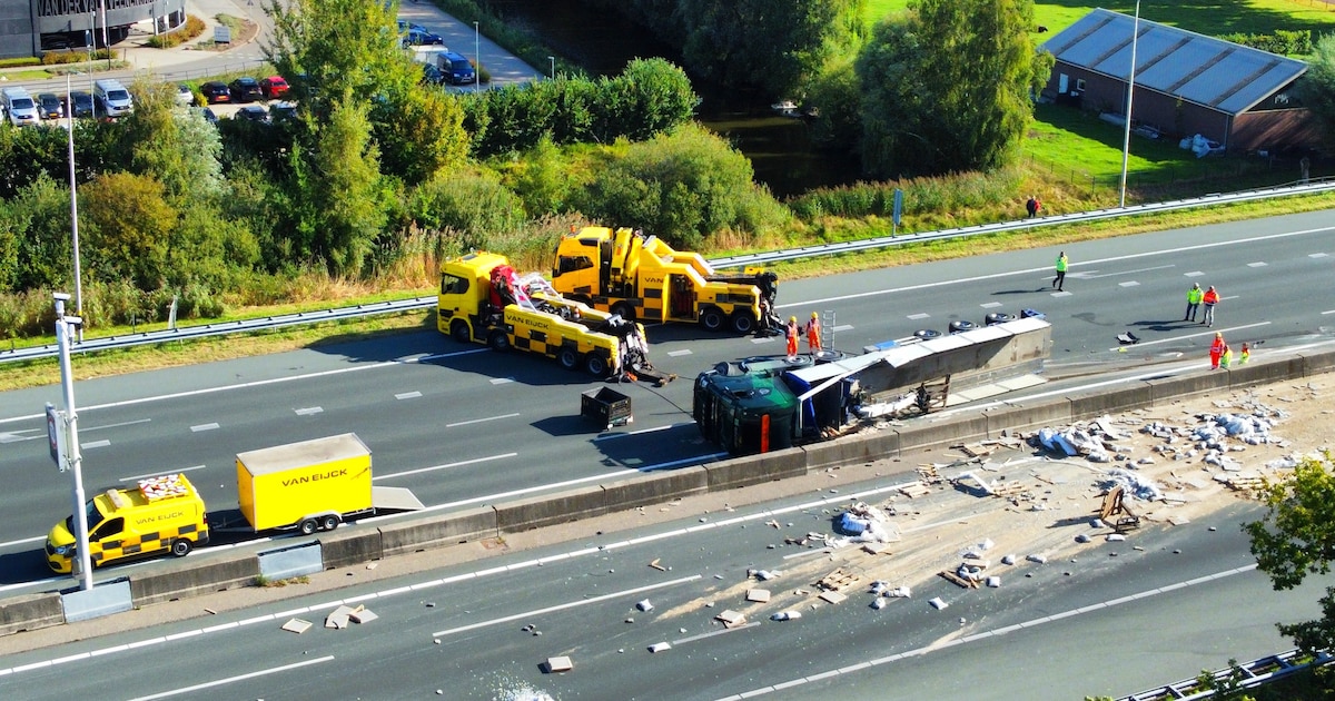 A12 bij Veenendaal afgesloten vanwege gekantelde vrachtwagen.