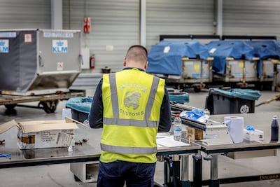 Onderschept pakket leidt politie naar woning met 400 verboden wapens, 17-jarige aangehouden