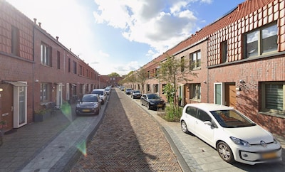 BMW brandt uit in Aardbeistraat in Utrecht, politie gaat uit van brandstichting