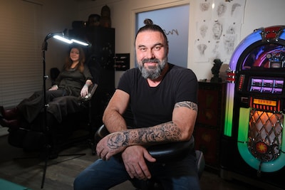 Andries geeft vrouwen ‘echte’ tepel terug na borstkanker: ‘Sommigen barsten in tranen uit’