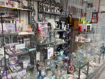 Glaskunst van leerlingen in etalage Kookwinkel Oostendorp Tiel