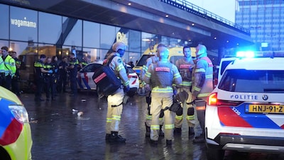 Meerdere gewonden bij steekincident op Amsterdam Centraal, mogelijk na eerdere vechtpartij