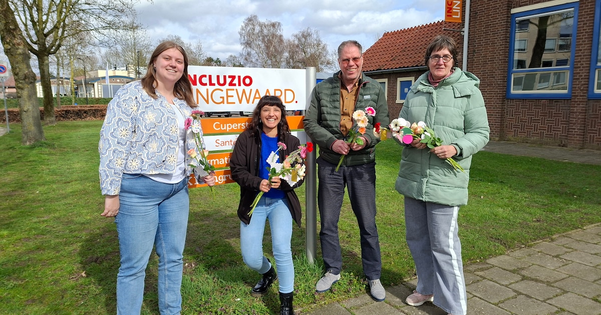 Incluzio Lingewaard deelt bloemen uit in Bemmel