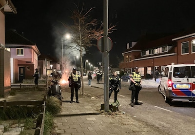 Brandstichting in Floradorp in Amsterdam: ME aanwezig, zes arrestaties