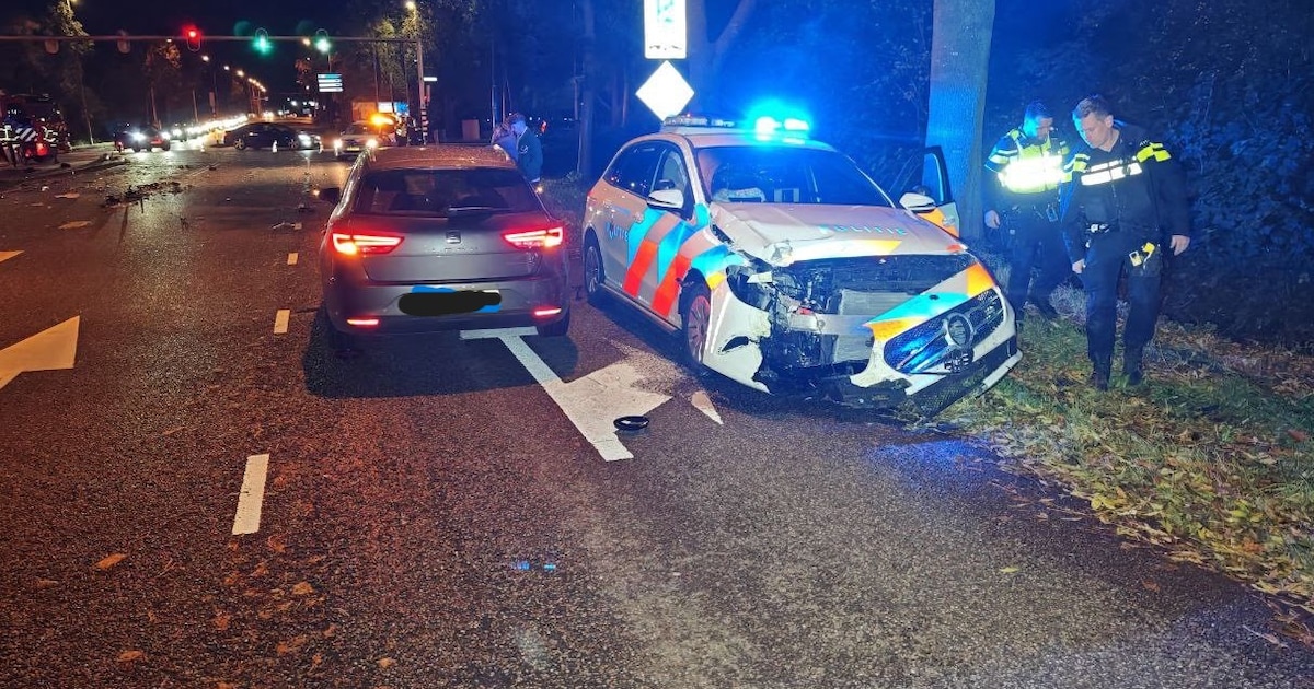 Politieauto in de kreukels na aanrijding in Doetinchem.