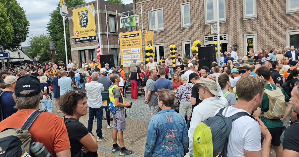 3670 wandelaars doen mee aan de Kennedymars in Someren, in geen dertig jaar zo druk geweest