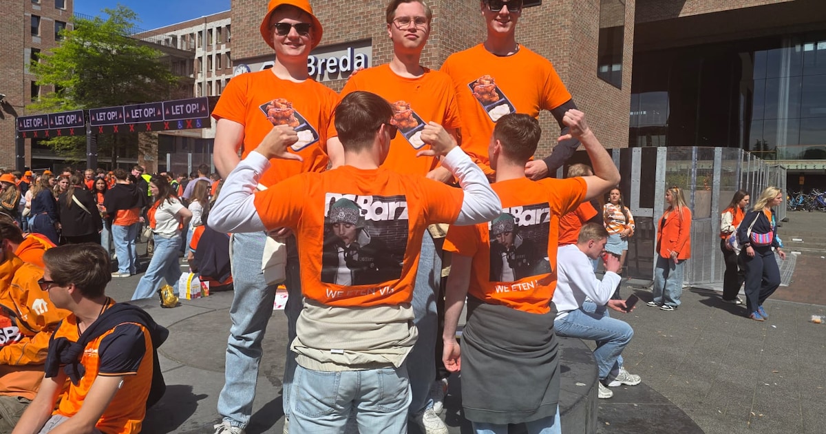Hoe val je op tussen duizenden feestgangers? Met een bak kibbeling mét saus op je shirt