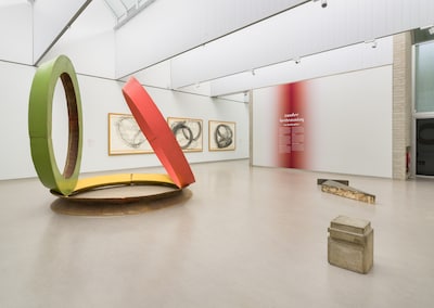 Als je deze tentoonstelling wil zien, moet je eerst door een bottengordijn