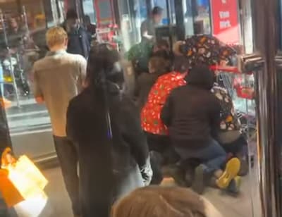 Medewerkers supermarkt slaan en schoppen vermeende winkeldief: ‘Ik dacht dat hij dood was’