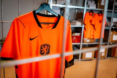 Douane onderschept 42.000 nepvoetbalshirts op Schiphol, en dat is slechts een ‘druppel op gloeiende plaat’