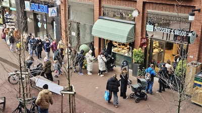 Live Oud en Nieuw | Ruim 10.000 kilo vuurwerk vernietigd • Politie bekogeld met vuurwerk