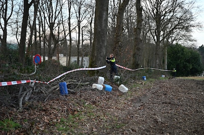 Verdachte vaten blijken jerrycans die moeten voorkomen dat zeil van de bieten waait: ‘Blij met dit soort meldingen’