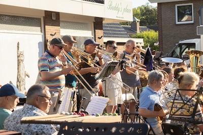 Club-trombonisten hebben hun ‘eigen momentje’ tijdens buitenconcert Didam