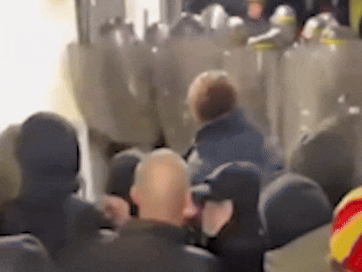 Beelden laten stevige confrontatie zien tussen Franse ME en supporters Go Ahead Eagles: ‘Nog nooit meegemaakt’