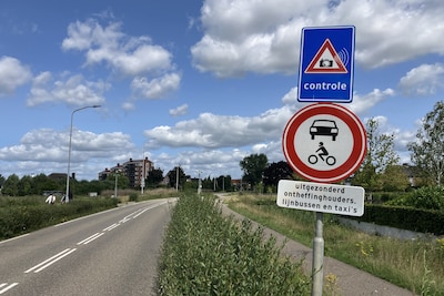 Extra borden en paaltjes bij knip in Griftdijk Noord: auto’s rijden zelfs over fietspad