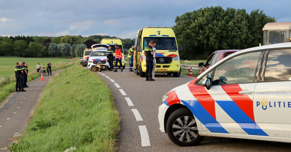 Bromfietser overleden bij ongeluk op dijk.