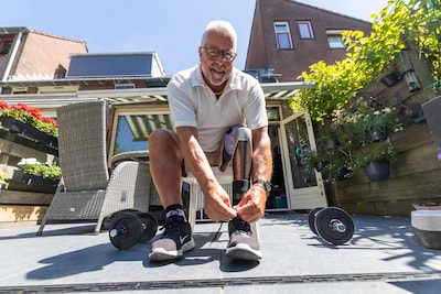 Ton (79) verliest been bij ongeval, maar niet de wil om stap voor stap terug naar oude leven te gaan