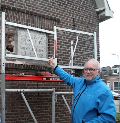 Historische plaquette gered bij renovatie in Tiel