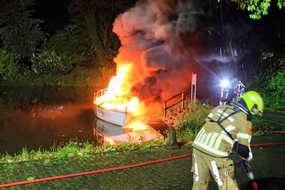 Plezierjacht volledig verwoest door brand