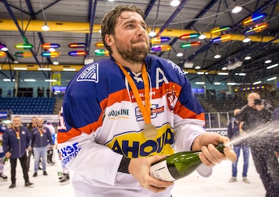 Shirts uit de jaren 90, een gouden fluit en een bevroren rugnummer: zo nam Devils afscheid van Nick 