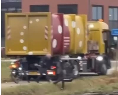 Vuilnisman gaat viraal nadat hij fietser in sloot gooit: ‘Gewoon van de auto afblijven’