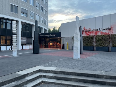 Bestuursgebouw Universiteit Utrecht opnieuw doelwit van vernielingen: kapotte ramen en besmeurd met 