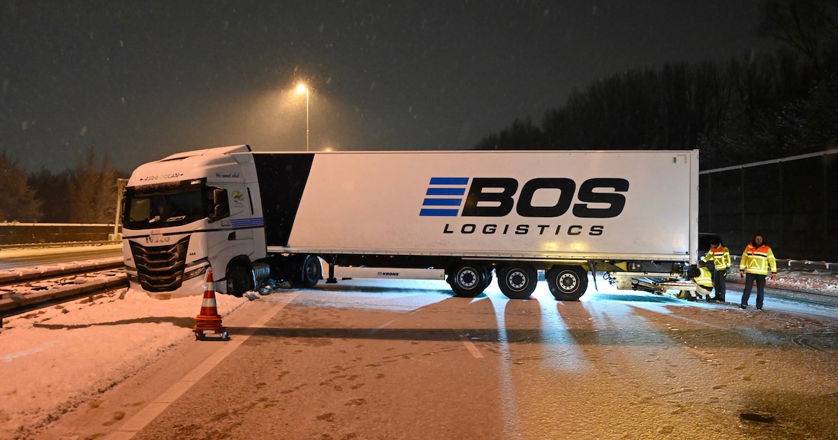 Vrachtwagen geschaard op A2 bij Nieuwegein, meerdere rijstroken dicht