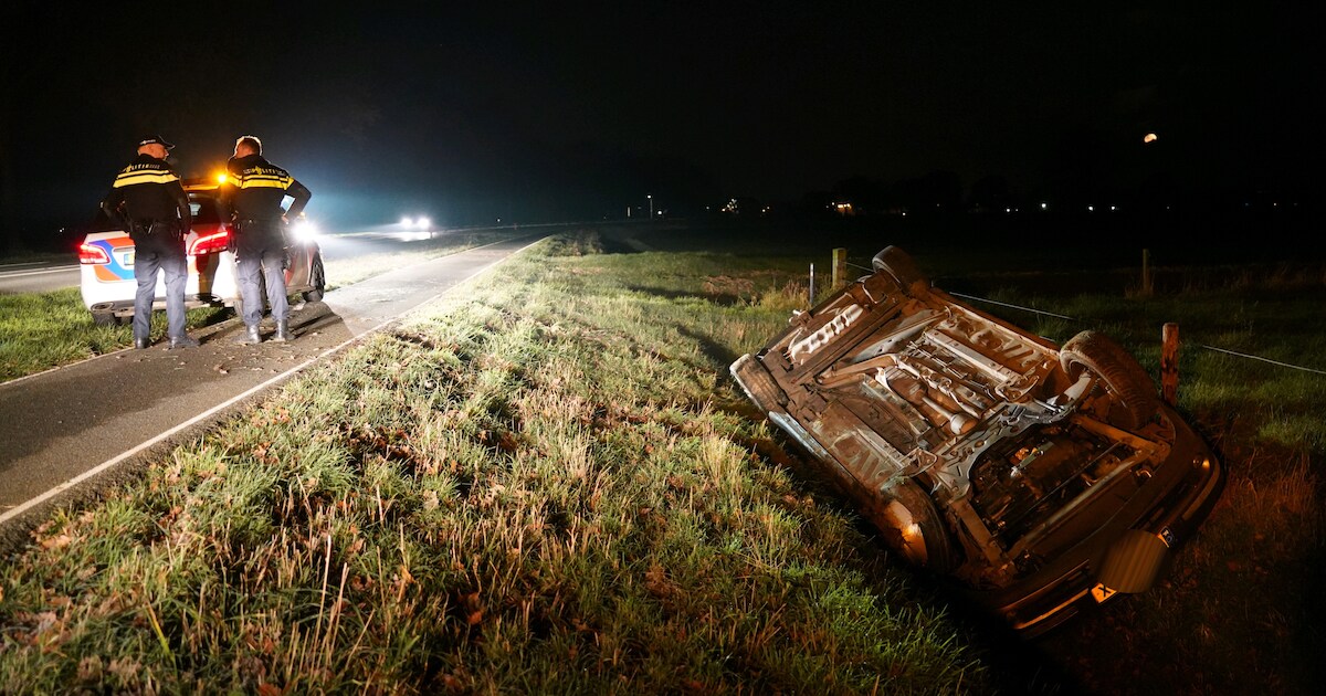 Auto op kop in sloot bij Azewijn: bestuurder komt met de schrik vrij