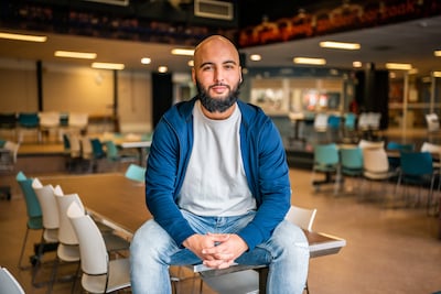 Hij is geen docent en geen mentor, maar Tarik is wél heel belangrijk op deze school: ‘Ik kan altijd 