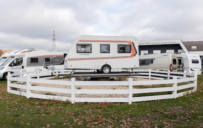 Campergigant maakt van verhuizing een spektakel: ‘Laten drones vliegen en zetten fotografen op viaducten’