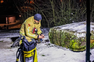 Man raakt gewond op besneeuwd uitkijkpunt, speciaal brandweerteam haalt hem naar beneden