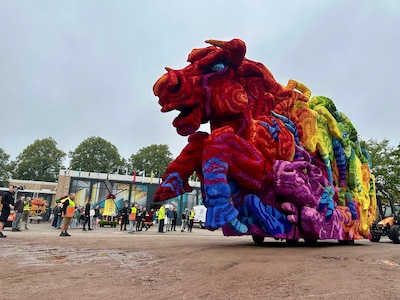 LIVE Bloemencorso Lichtenvoorde | Opluchting: Gestrande wagen rijdt áchteruit mee • Regenachtige sta