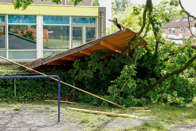 ‘Kortdurende tornado’ trekt spoor van vernieling door Glanerbrug