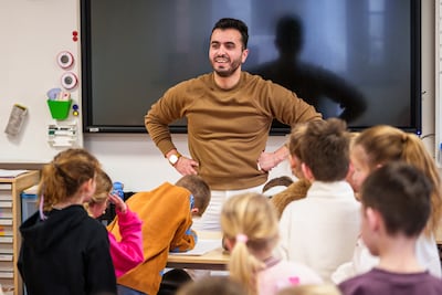 Meester Saad leert kinderen uit groep 3 woordjes die hij zelf net kent: ‘Ik weet precies welke fouten ze gaan maken’