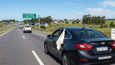 Zie je in Spanje een witte doek uit een rijdende auto steken? Dan moet je direct ruimte maken
