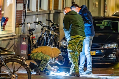Dakloze René vindt midden in de nacht tas vol verdachte spullen in Nijmeegse uitgaansstraat: ‘Helema