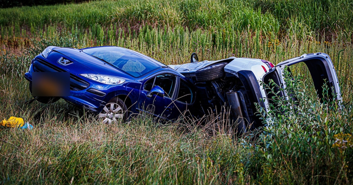 Auto’s eindigen naast snelweg na botsing op A58 bij Oirschot, gewonde met nekklachten komt niet zelf