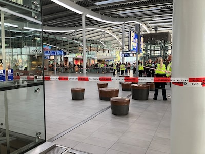 Twee aanhoudingen na vondst onbeheerde tassen op Utrecht Centraal: deel stationshal en perrons tijde