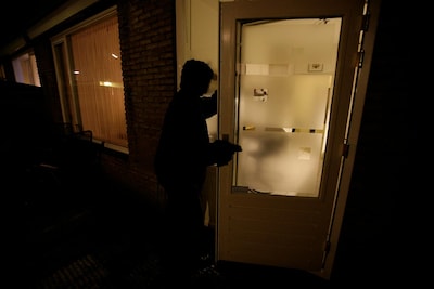 Hondsbrutale beroving in woning van 83-jarige: slachtoffer bestolen door ‘zorgverleners’