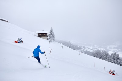 Drie Nederlanders bedolven onder lawine in Tirol, man van 71 overleden