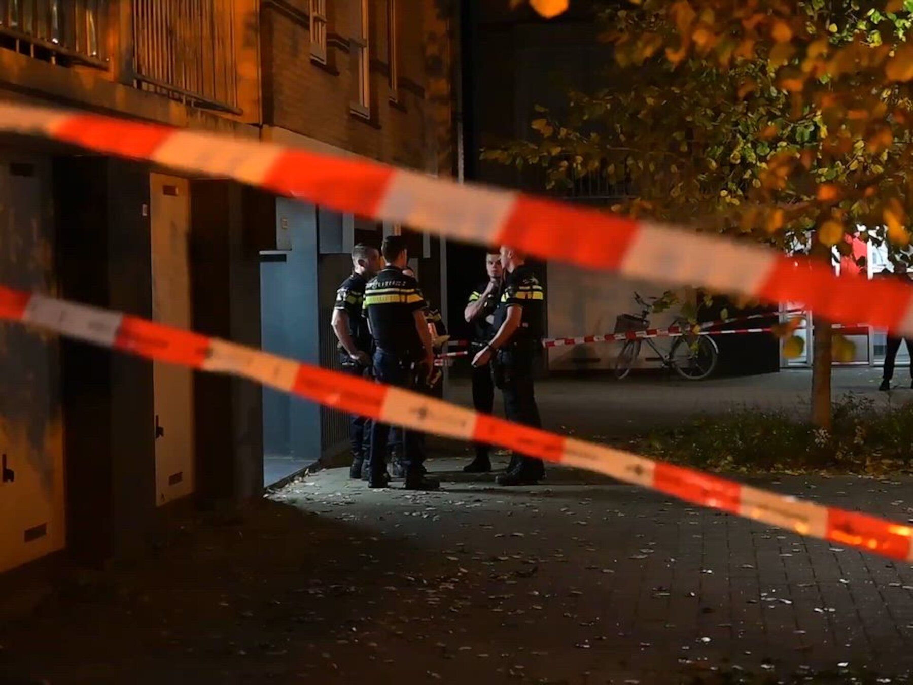 Politie schiet man dood in woning Rozenburg