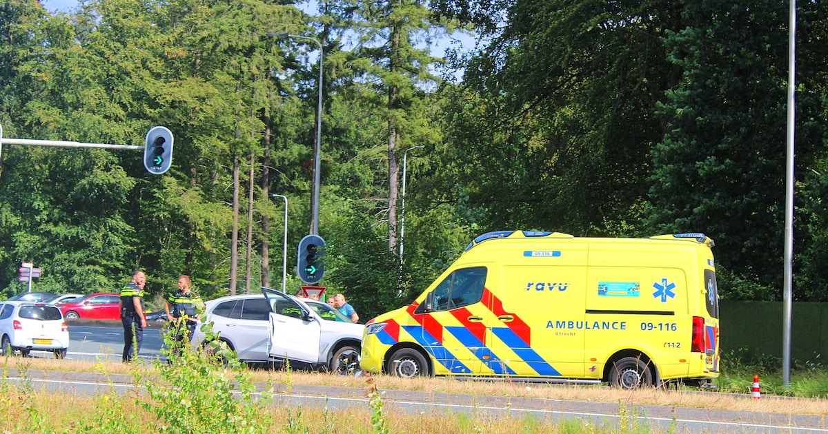 BMW raakt van de weg en ramt paal in Amersfoort