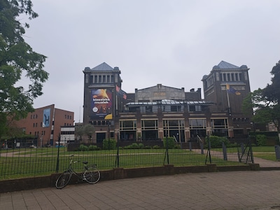 Man onwel tijdens herdenkingsconcert, voorstelling lag kwartier stil: ‘Heel even dacht ik: oh nee...