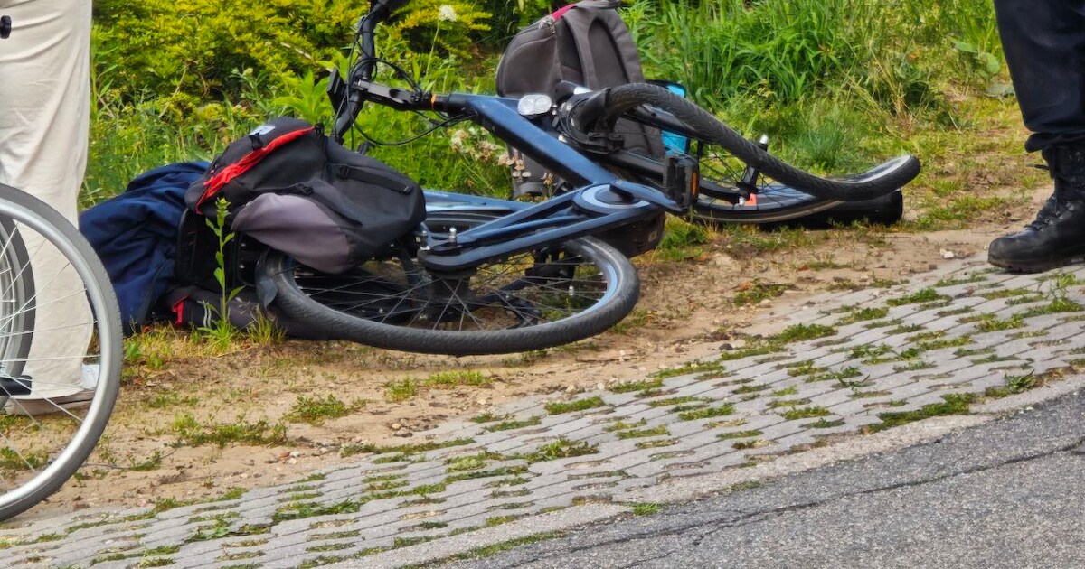 Fietser belandt op motorkap en tegen voorruit bij aanrijding in Aalten.