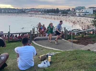 Identiteit een van de schutters bekend, getuigen zagen hoe bloedbad Bondi Beach begon met doden van vrouw vanuit witte auto