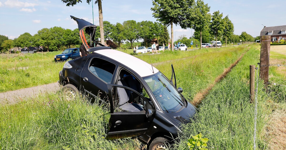Auto komt in sloot terecht bij Sint Agatha, als omstanders te hulp schieten volgt er nog een botsing