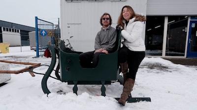 KIJK | Aletta tikte een authentieke arrenslee op de kop: ‘Mijn man zit er helemaal niet op te wachten’