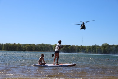 Live Natuurbranden | 'Ongeloof' bij burgemeester over defensie-standpunt, Chinooks halen water op bij 't Harde