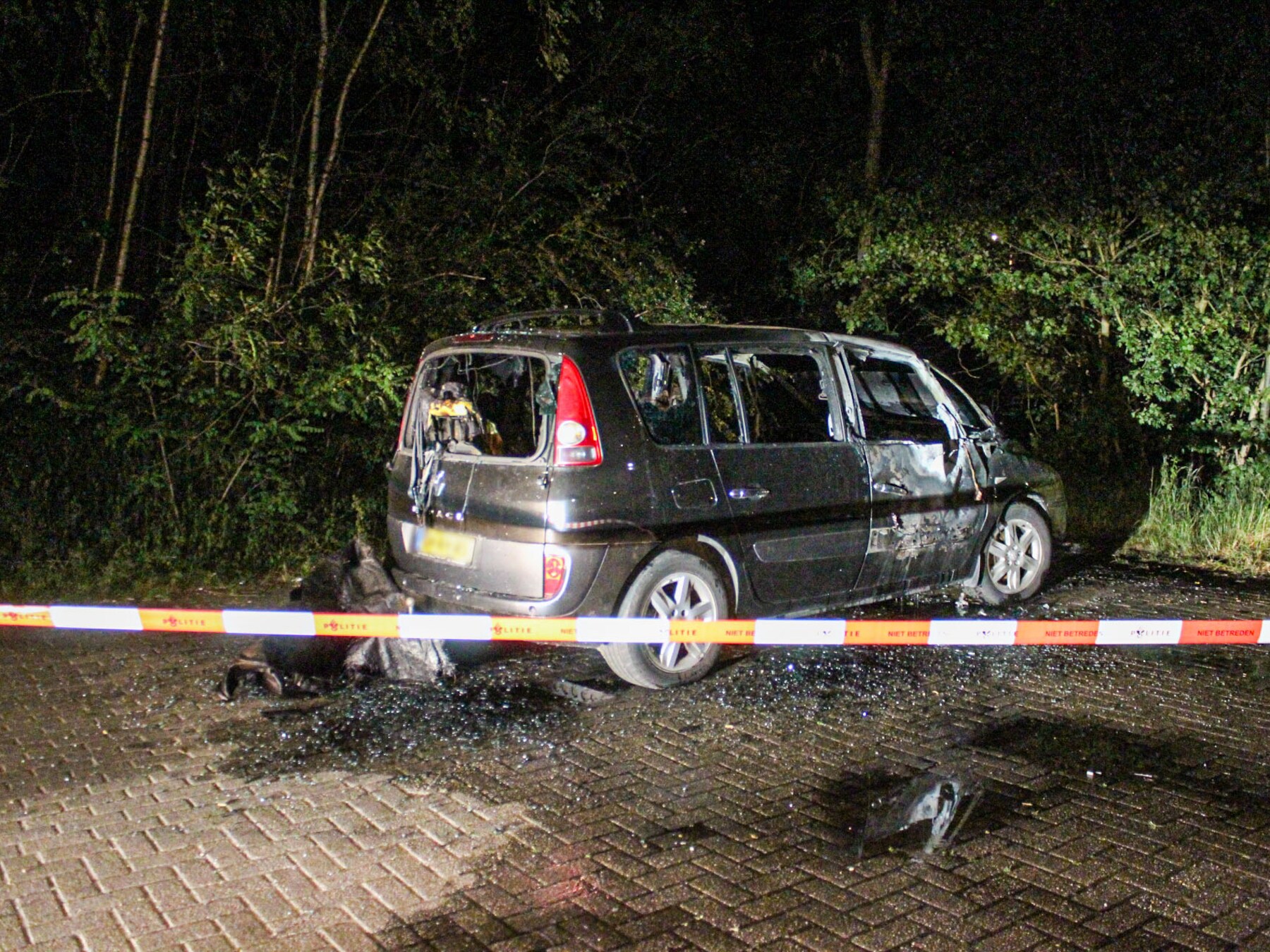 De auto brandde volledig uit.