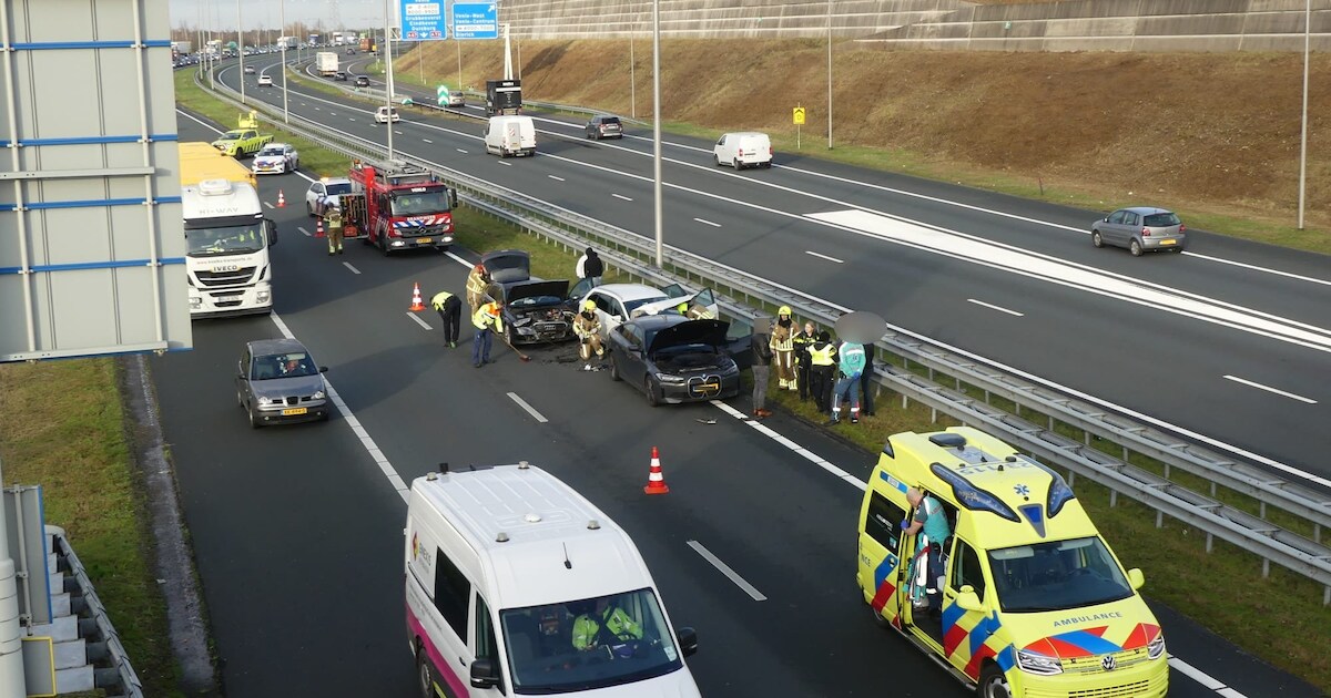 Meerdere voertuigen in botsing op de A73 bij Venlo